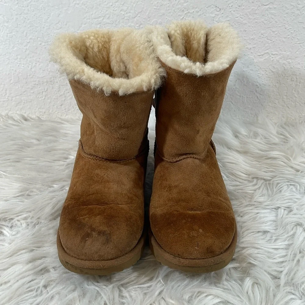 UGG BAILEY BOW II KIDS BOOTS CHESTNUT SIZE 4 - Picture 3 of 13